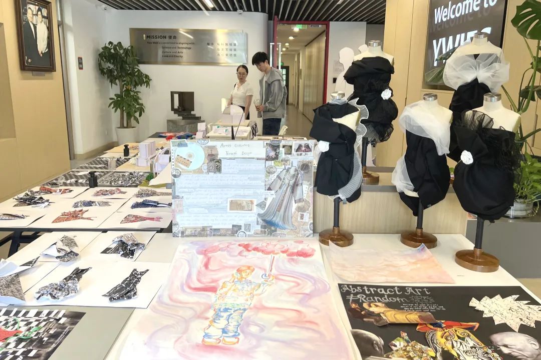 学生在预备课程课堂上进行艺术创作与讨论