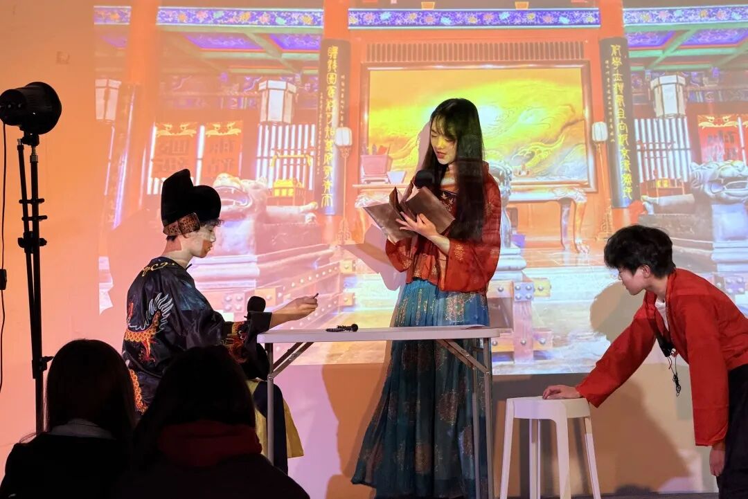 戏剧表演《铡美案》剧照，学生身着戏曲服饰精彩演绎