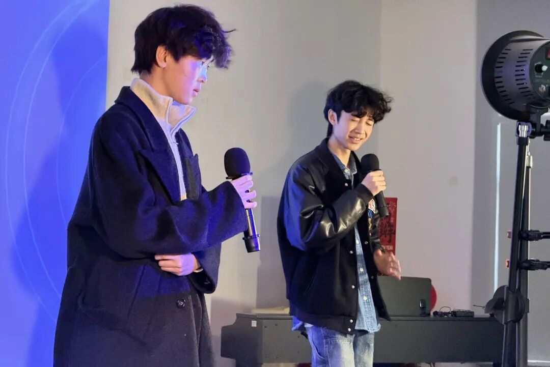 迎新春活动现场观众与表演者互动的温馨瞬间